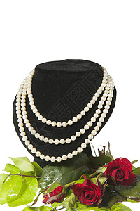 项链和红玫瑰夫妻金子婚礼钻石花瓣耳环女士红色盒子珍珠背景图片