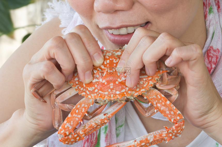 女孩吃螃蟹红色美味食物小龙虾海鲜动物餐厅淡水橙子螃蟹图片