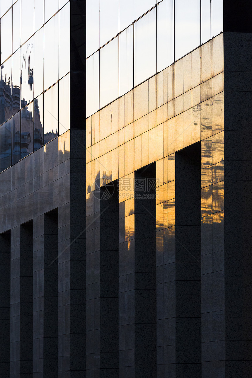 具有反思的公司大楼建设全景日落技术窗格网格大厦财产商业玻璃反射图片