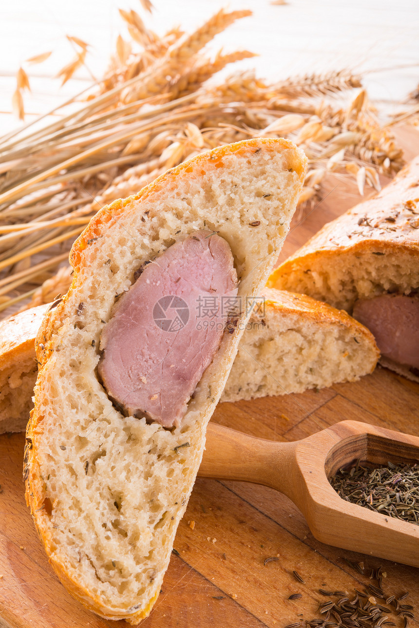 面包棕色的猪肉片腰部糕点牛扒烹饪庆典餐厅面包师蔬菜沙拉金子图片