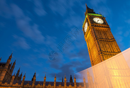 Big Ben 和议会众议院 精彩的夜景与模糊建筑城市地标场景日落政治反射旅行天空旅游背景图片