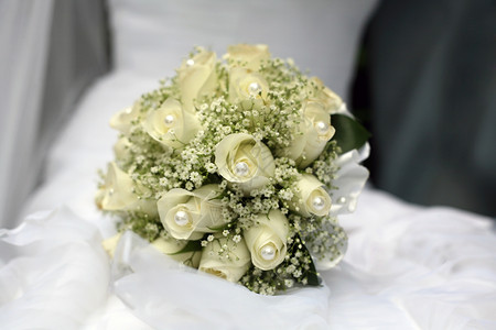 婚礼花束玫瑰女士花朵珍珠裙子磁带家庭女性婚姻白色背景图片