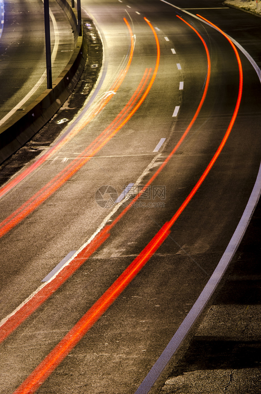 夜间在高速公路上街道旅行驾驶城市运输机动性运动车辆踪迹图片