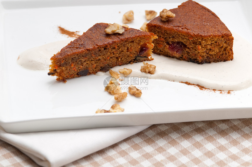 新鲜健康的胡萝卜和胡桃蛋糕甜点白色盘子营养育肥茶点蛋糕蔬菜桌子核桃棕色图片