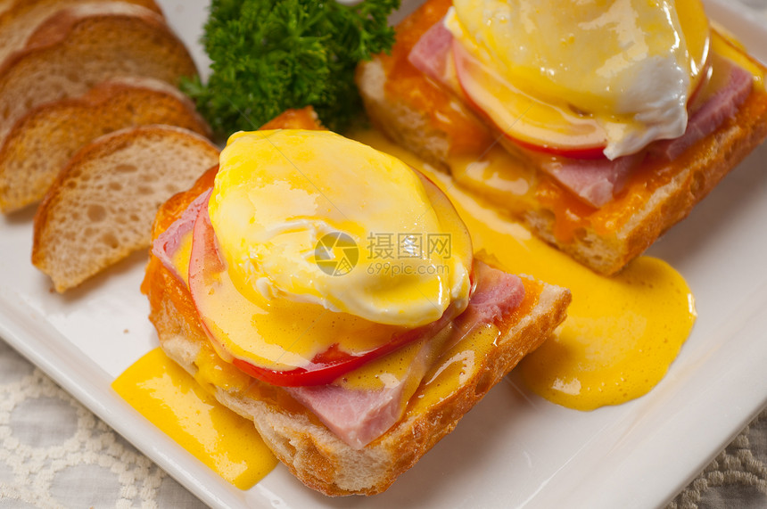 用番茄和火腿烤面包上的鸡蛋黄油早餐宏观火腿英语食物面包水煮果汁韭菜图片