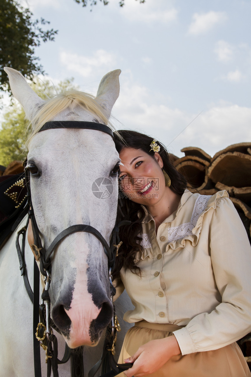 带白马的古典女孩女骑士闲暇动物软木女士文化收成马术骑士传统图片