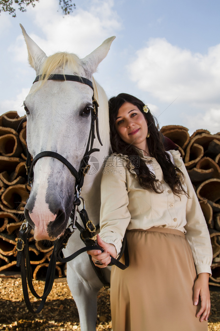 带白马的古典女孩座位朋友伴侣女骑士裙子马术闲暇软木文化传统图片