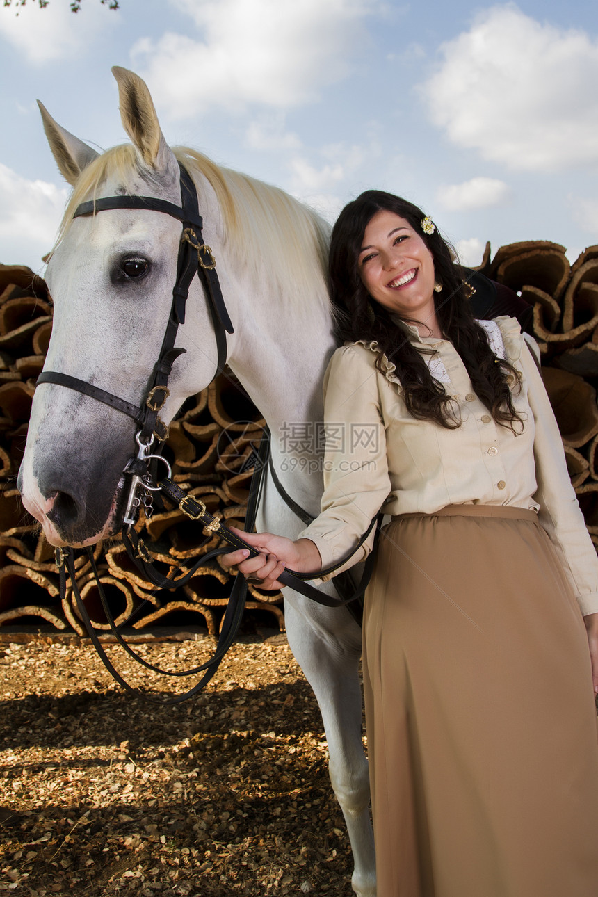 带白马的古典女孩女骑士爱好动物农村伴侣收成闲暇传统马背文化图片
