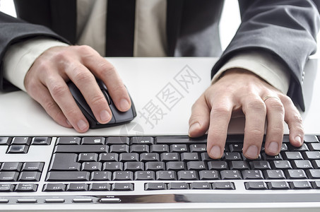 浏览互联网工作男性电脑裁剪老鼠键盘办公室男人商业网络背景图片