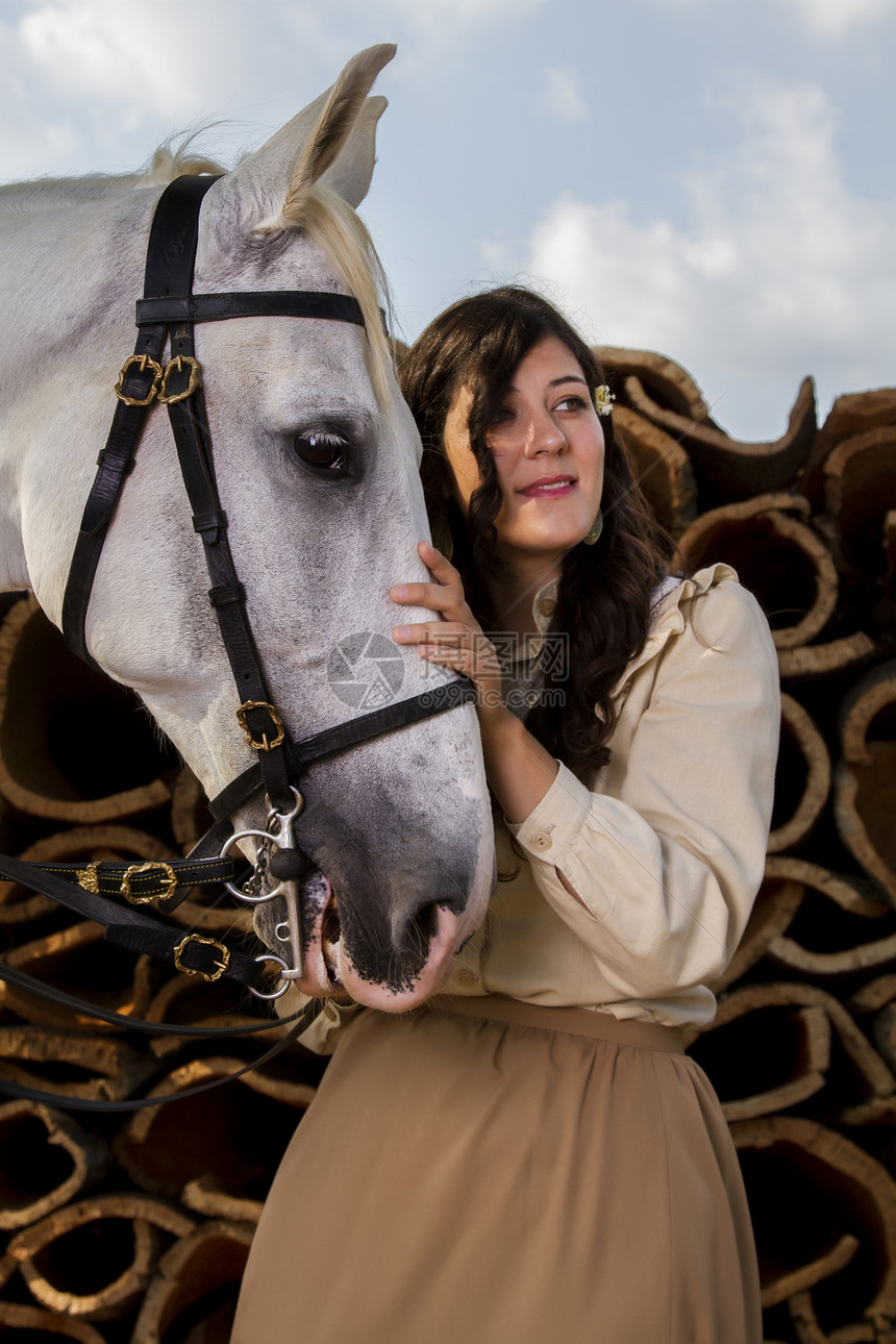带白马的古典女孩农村裙子软木座位女士骑士爱好马背收成文化图片