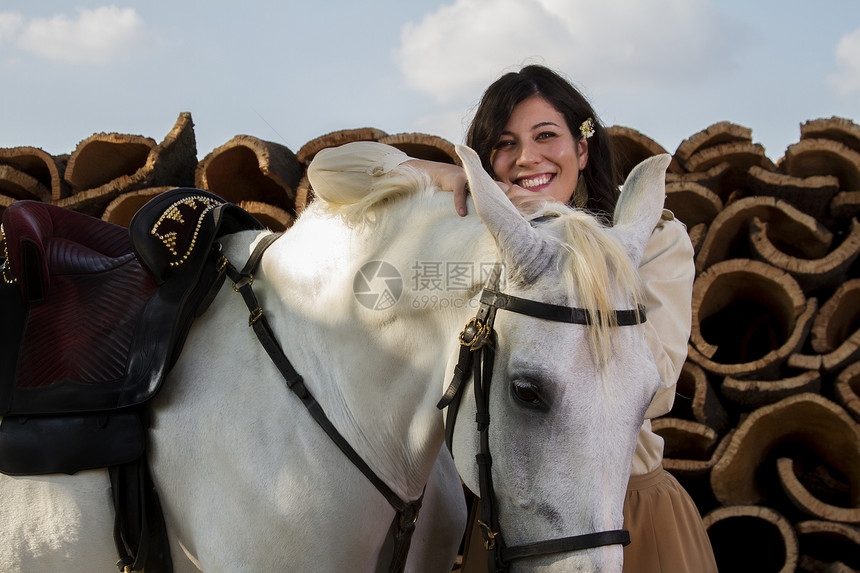 带白马的古典女孩座位马术骑士传统女骑士农村动物马背裙子爱好图片