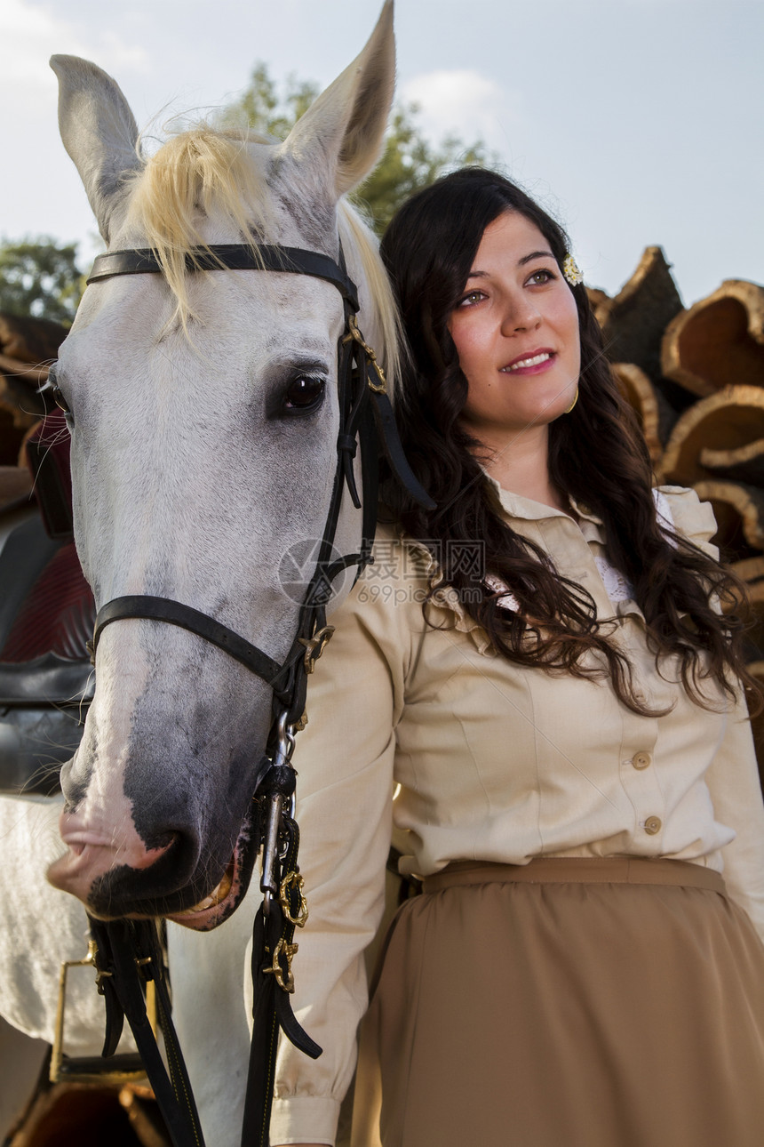 带白马的古典女孩女士朋友女骑士闲暇骑士座位收成马背传统软木图片