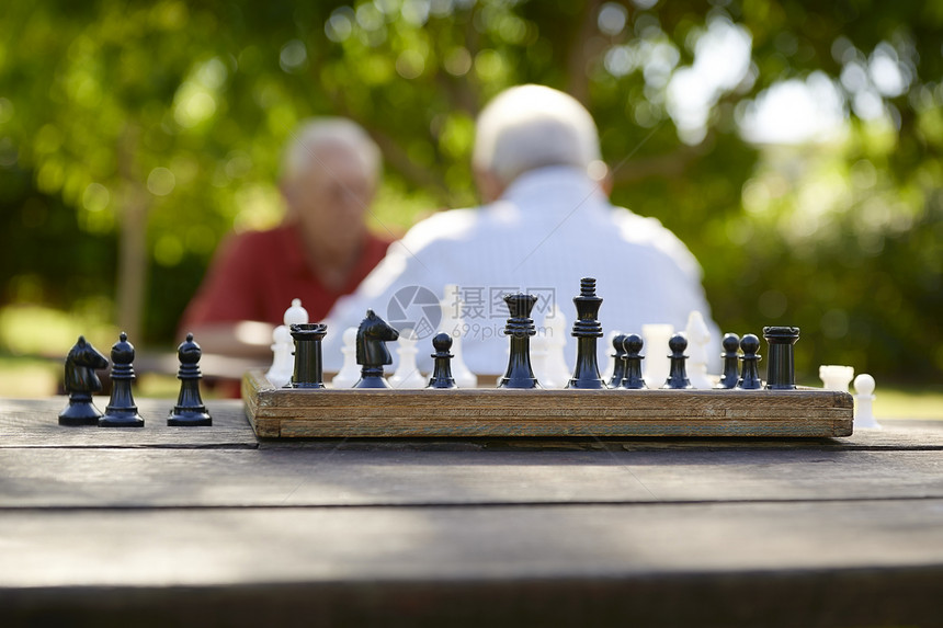 现职退休人员 两个老朋友在公园玩象棋沉思棋盘男人时间享受专注长椅男性思维哥们图片