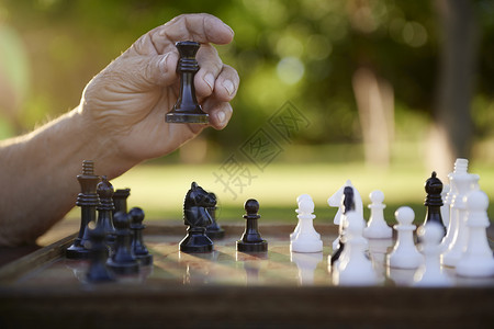 在职退休人员 在公园下象棋的老年人背景图片