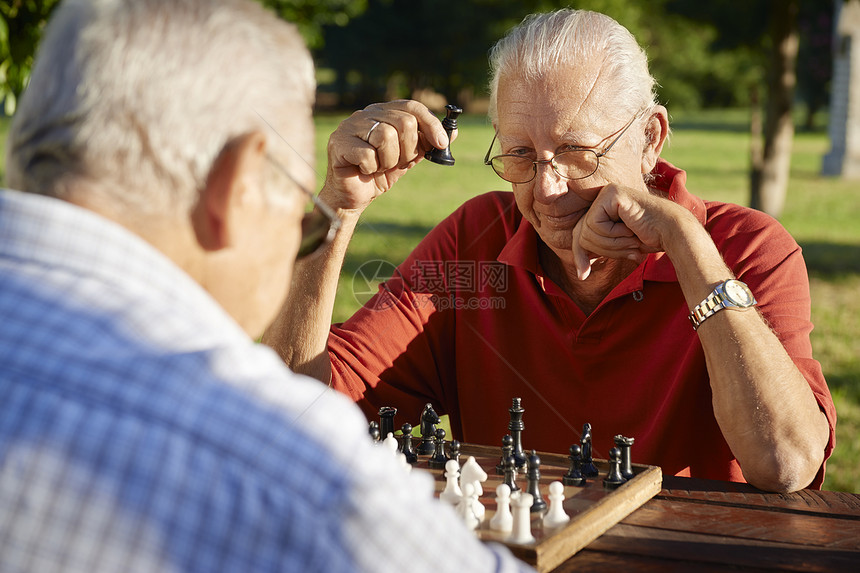 在职退休人员 两名高级男子在公园下象棋长椅沉思专注桌子队友挑战祖父男人朋友们哥们图片