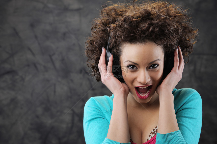 享受音乐听力时装女性卷发模特水平设备音频青少年耳机图片