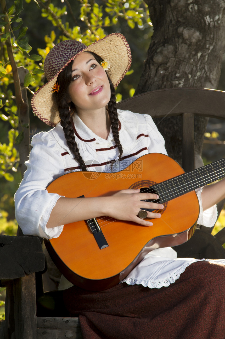 农村的漂亮女孩梦幻古董帽子女孩吉他裙子女士长椅怀旧红色图片