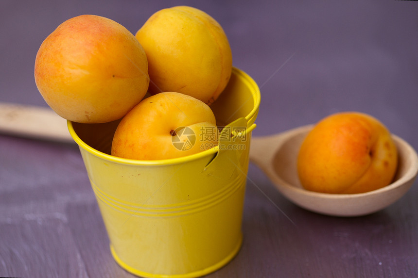 一个小黄桶中的杏子收成农业蔬菜团体花园水果饮食桌子工作室果汁图片