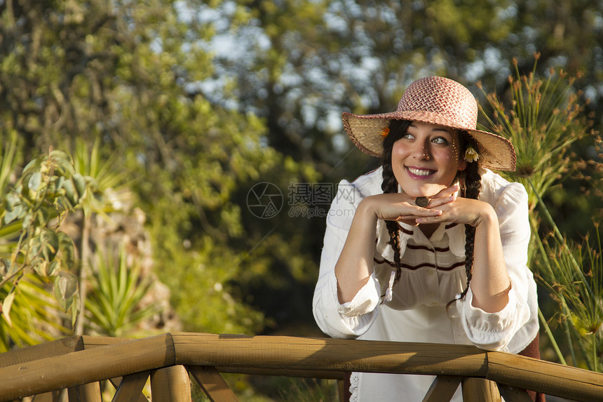农村的漂亮女孩公园裙子古董白色稻草梦幻女士红色女孩帽子图片