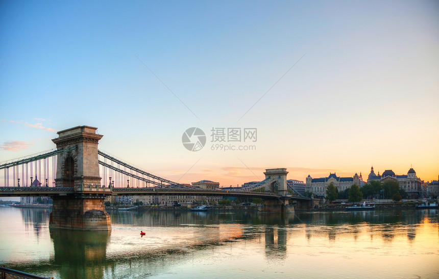 匈牙利布达佩斯Szechenyi悬吊桥旅行河岸首都建筑学城市全景议会地标建筑图片