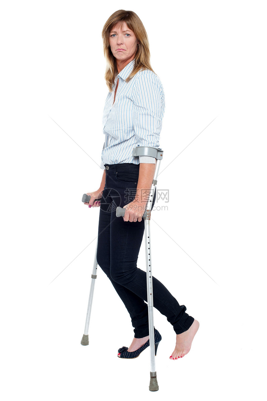 以拐杖走路的双眼女性帮助疼痛女性化机动性病人白色女士卫生公用事业中年图片