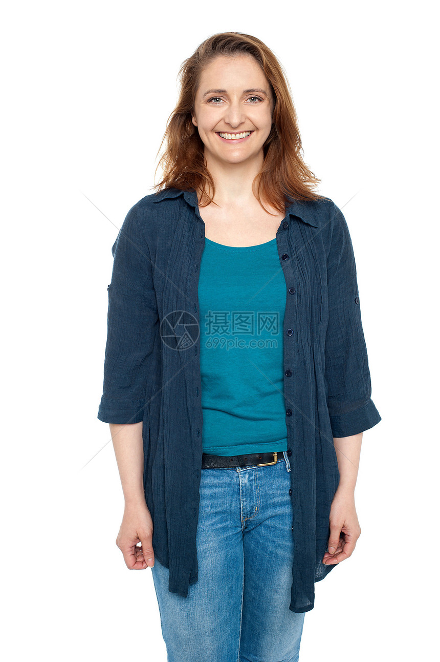 穿着蓝羊毛衫的微笑的中年妇女图片