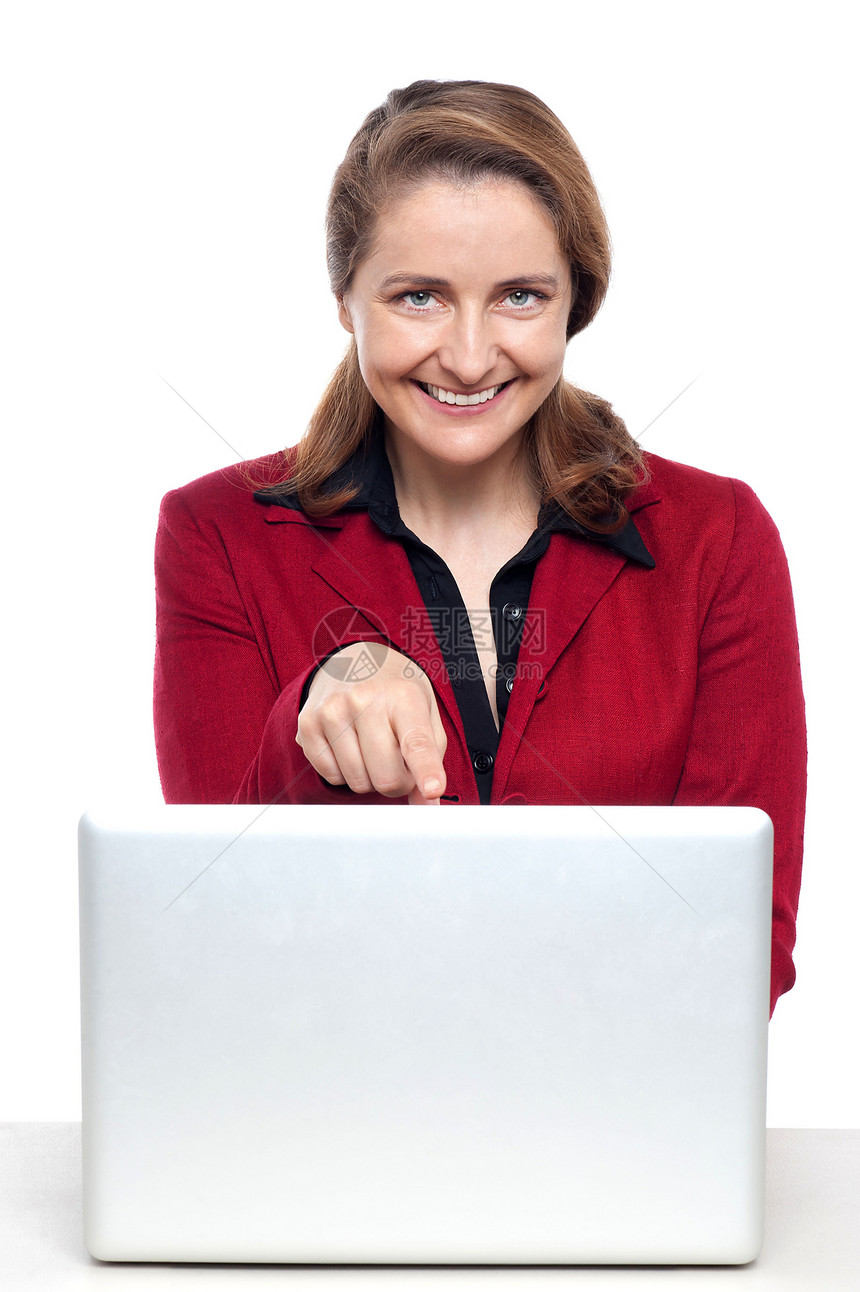 女性商业主管指笔记本电脑图片