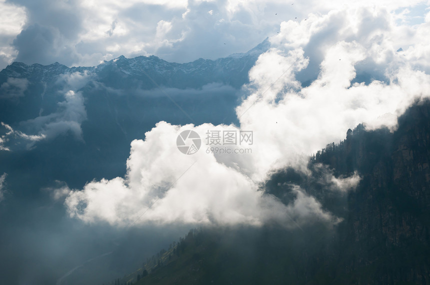 云层覆盖的山峰波峰首脑地形顶峰边缘空气薄雾天空脊线崎岖图片