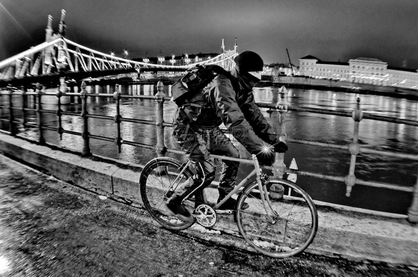 夜间在多瑙河附近移动的自行车名单运输成人土匪车辆生活街道旅行阴影男人热情图片