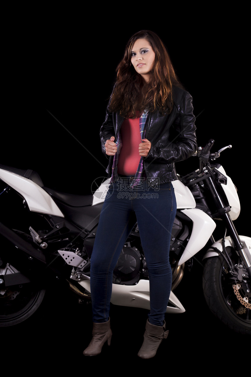 坐在一辆白色摩托车旁边的漂亮女孩夹克齿轮女孩机器头发女性衬衫皮革司机发动机图片