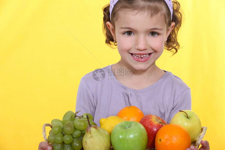 小女孩带着水果站着图片