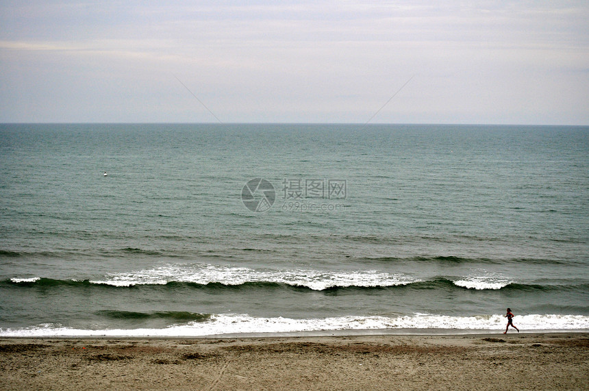 沿Myrtle海滩慢跑波浪女士跑步海洋海浪图片