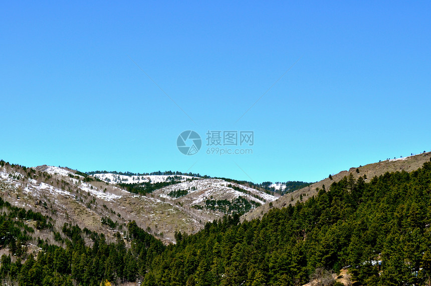 黑山和天空背景蓝色树木丘陵山脉爬坡图片