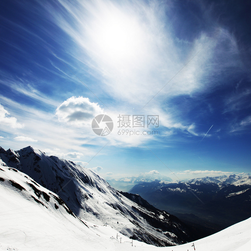 山上有高山远足太阳暴风雪冰川季节单板爬坡旅游岩石冻结图片