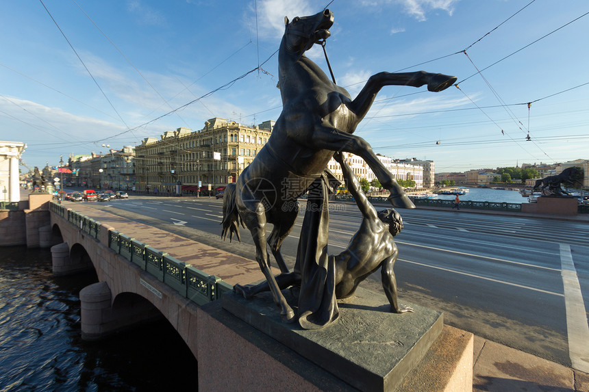 俄罗斯圣彼得堡Anichkov桥上的克洛德的马匹图片