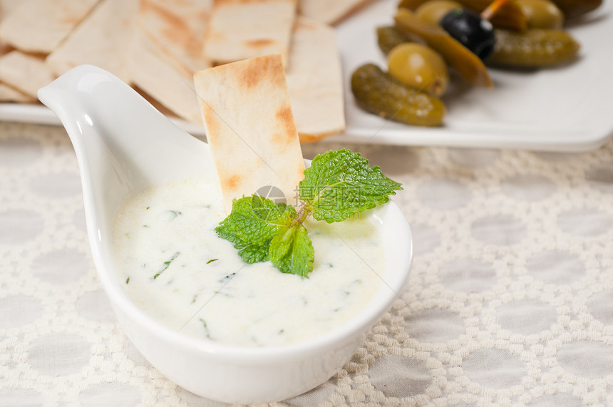 希腊语 Tzatziki 酸奶酱和皮塔面包饮食盘子薄荷小吃酸奶蔬菜奶油营养食物黄瓜图片