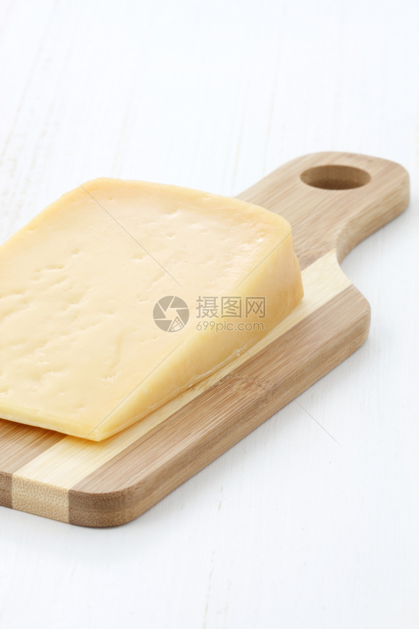Gourmet 年老干酪奶酪黄色挑衅木头奶制品美食食物产品牛奶木板熟食图片