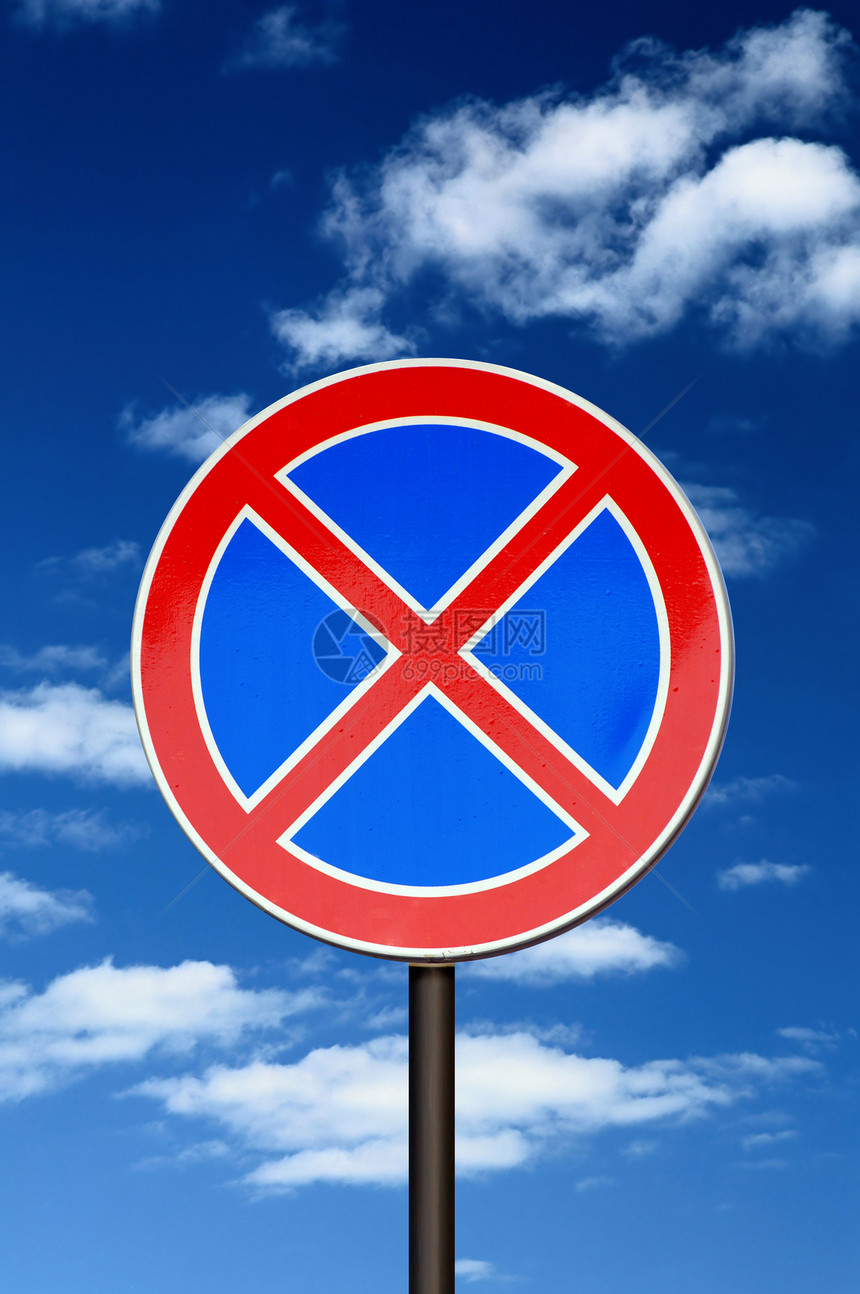 禁止蓝色天空和云彩的停车位图片
