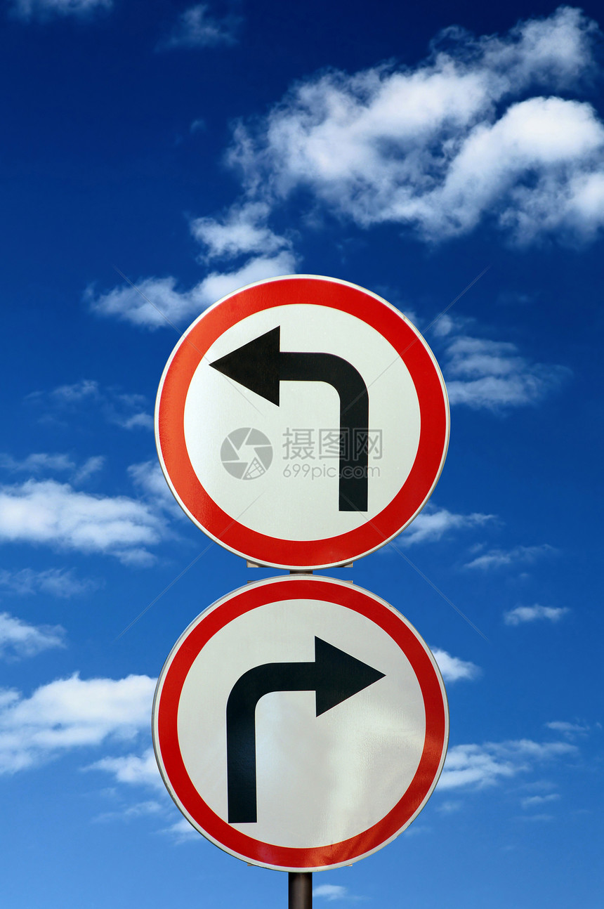 蓝色天空和乌云对面的两条道路标志交通困惑指导出口金属生活指挥街道愿望小路图片