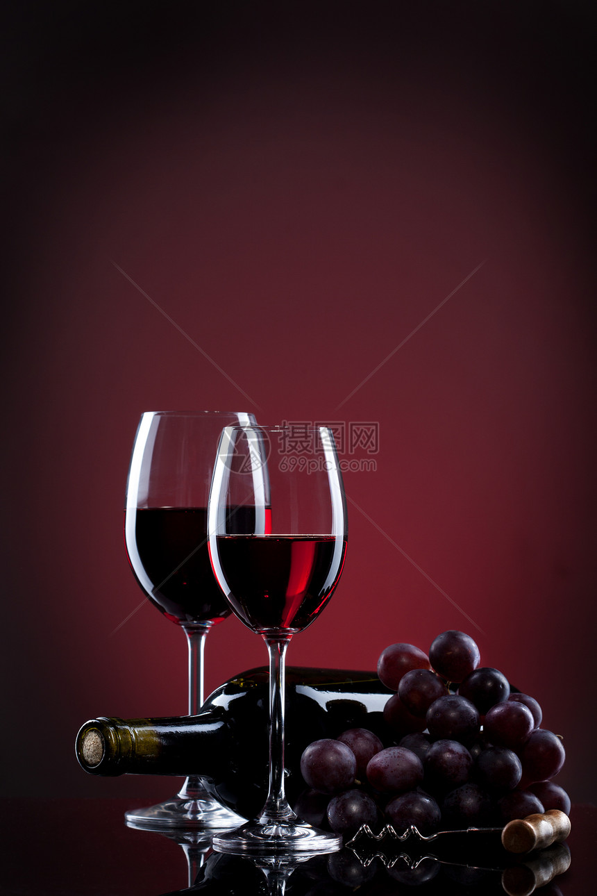 酒杯加葡萄和瓶装红酒图片
