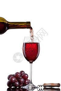 葡萄藤与青鸟红酒倒在玻璃中 白葡萄与白葡萄隔绝背景