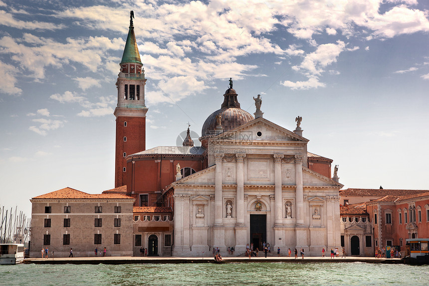 威尼斯大运河上的圣乔治马吉奥教堂图片