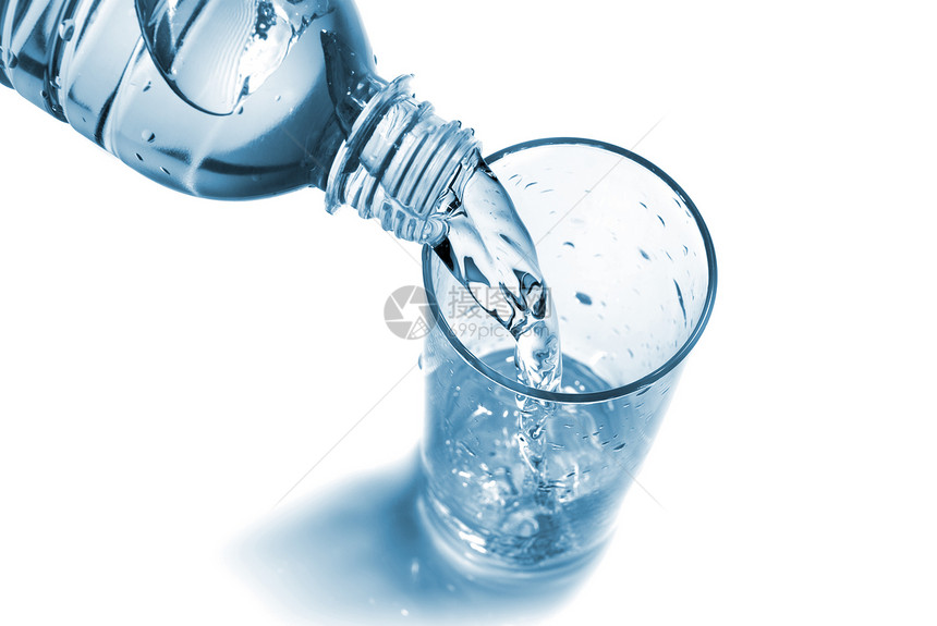 倒在玻璃中的水 从白的 孤立的瓶子中涌入苏打运动食物气泡福利蓝色喷泉飞溅液体茶点图片