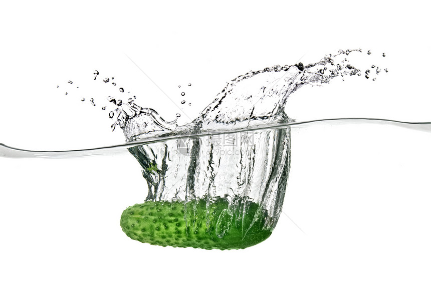绿黄瓜掉入白的孤立水中收成植物水滴营养绿色园艺蔬菜维生素食物烹饪图片