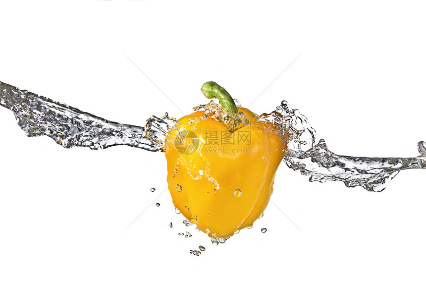 黄色甜辣椒在白色的孤立处喷洒着鲜水收成饮食营养食物烹饪园艺植物水滴文化蔬菜图片