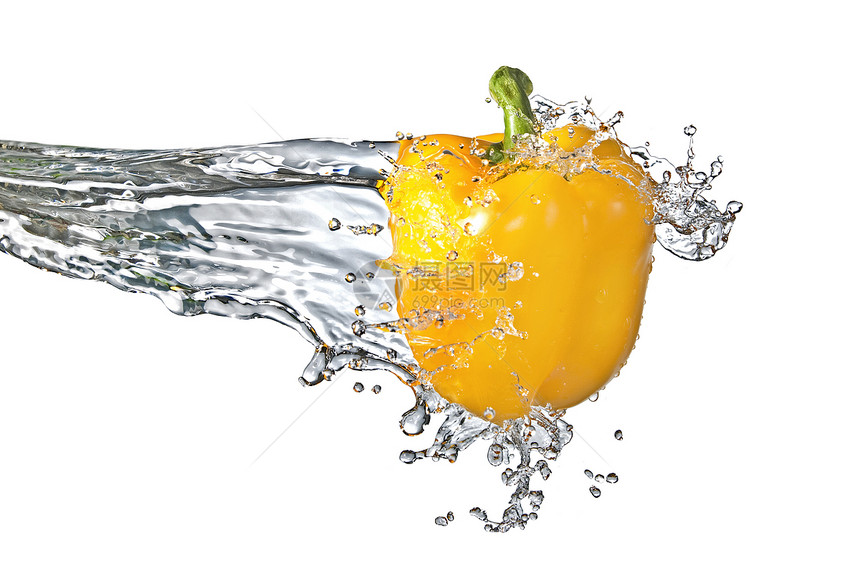 黄色甜辣椒在白色的孤立处喷洒着鲜水烹饪收成花园饮食文化园艺食物植物水滴蔬菜图片