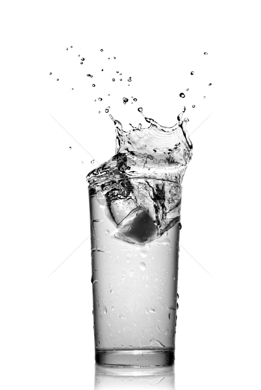 白色的隔绝玻璃中的水滴子海浪气泡酒精玻璃茶点液体活力福利宏观卫生图片
