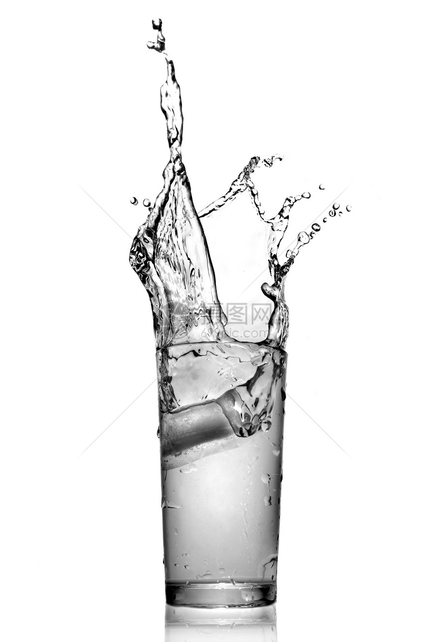 白色的隔绝玻璃中的水滴子卫生玻璃飞溅活力宏观酒精立方体水滴液体福利图片