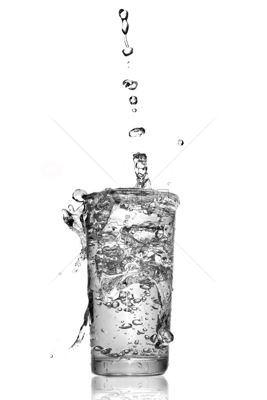 白色的隔绝玻璃中的水滴子玻璃活力液体立方体宏观福利卫生水滴流动波纹图片
