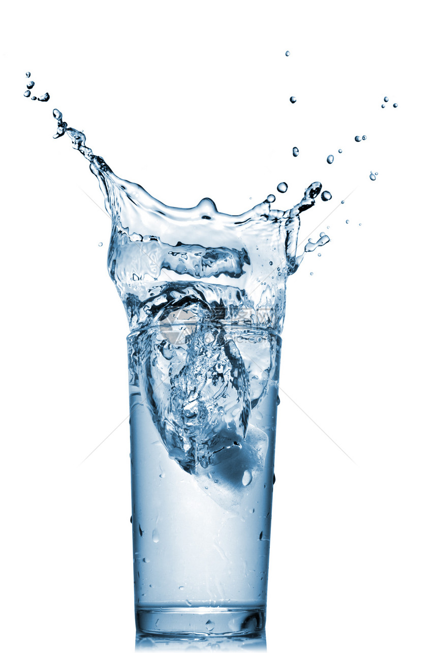 白色的隔绝玻璃中的水滴子活力立方体蓝色福利飞溅环境酒精宏观茶点玻璃图片